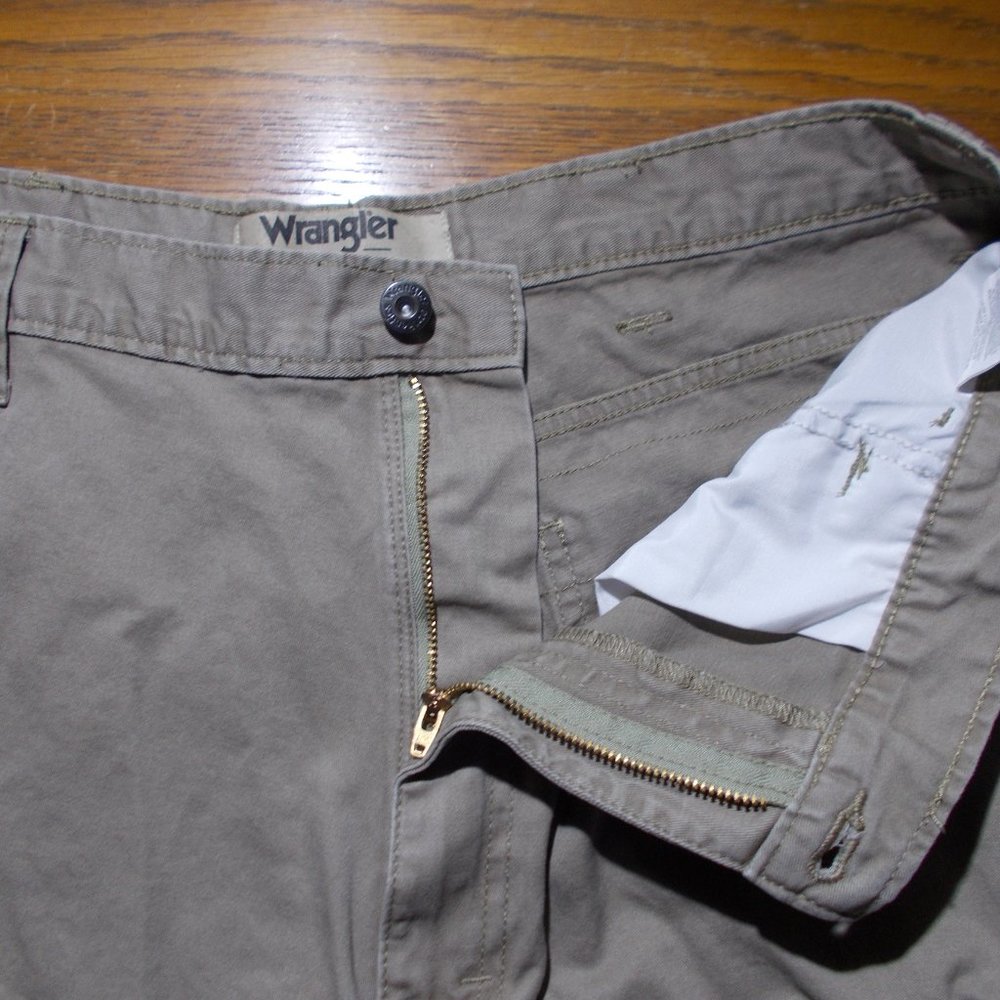 Wrangler Authentic Men's Cargo Outdoor Shorts Size 36 Color British Khaki NWOT - Picture 8 of 15